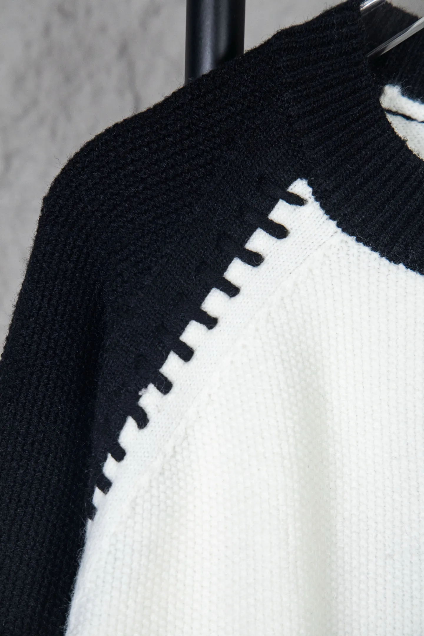 P300 ChromeHearts popular Chrome Hearts CH Sanskrit horseshoe cross embroidered button cardigan jacket raglan sleeve sweater, contrasting color splicing raglan round neck knitted sweater, unique knitting texture, soft and skin-friendly, classic pattern embroidery on the front and back. Retro chic. The contrasting color raglan sleeve design and the thick stitching craftsmanship at the joints make it look great when worn alone or layered! The fit is loose and slimming! Fashionable patchwork colored sweater, colorfully intertwined, with clear layers, warm and slimming. Whether worn alone or layered, you can easily control various styles and show your personal charm. The raglan sleeves are shoulder-width in contrasting colors and have ultra-detailed embroidery on the front and back, giving it a casual street feel. It looks great when worn alone! The sleeves are designed with contrasting colors and seams, and the round neck style reveals the neck and flatters the face shape! Wool blend knitted fabric, soft, comfortable and warm to the touch. Contrasting color design➕Loose fit, not flattering on your body shape and slimming, not to mention how easy it is to wear! Basic, versatile and fashionable classic! Black and white are versatile! Black and gray high-end! Couples get involved!  Color: black and white/black gray Size: S~M~L